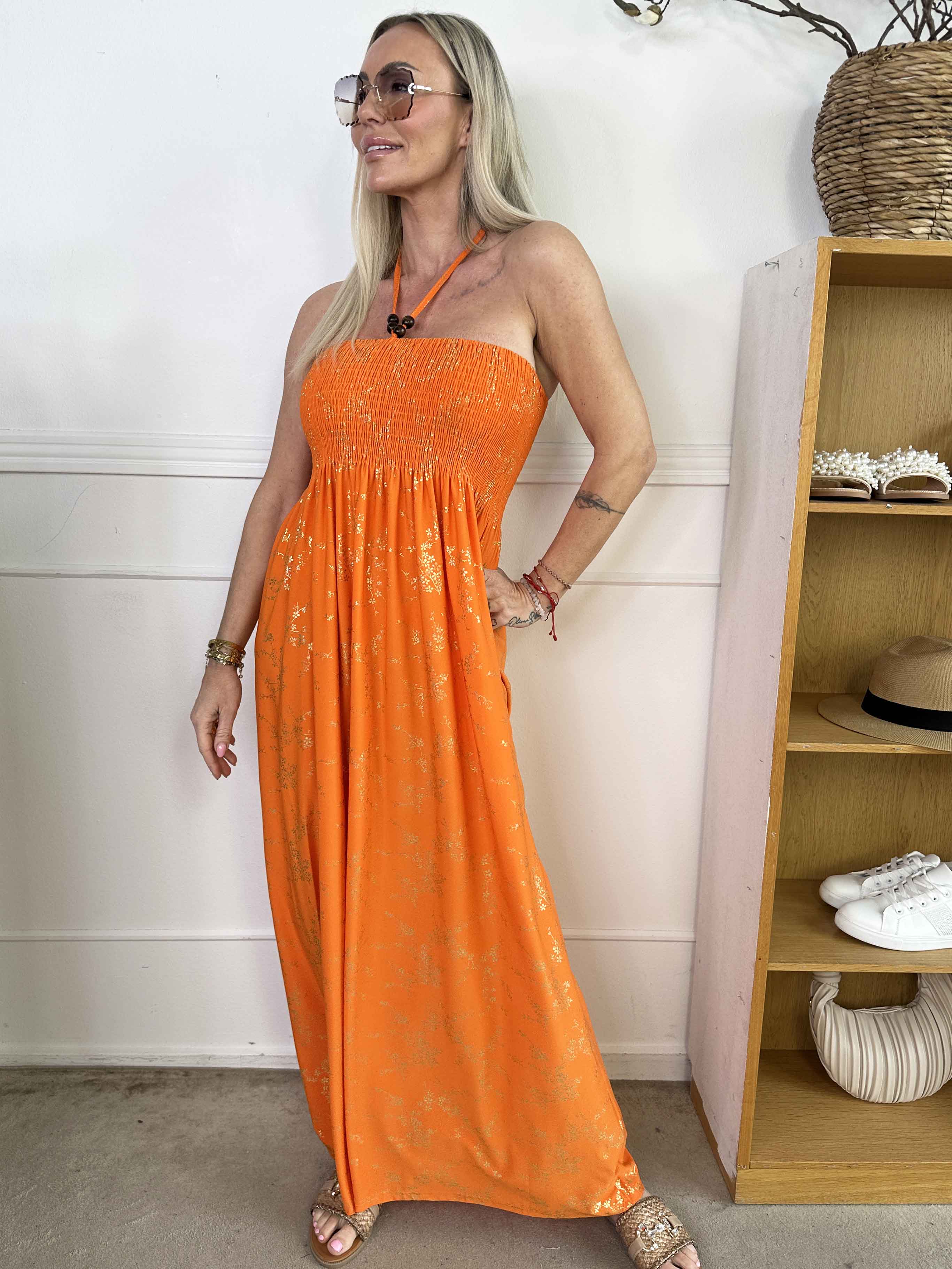 Lainey - Lang kjole med guldprint og smock henover brystet